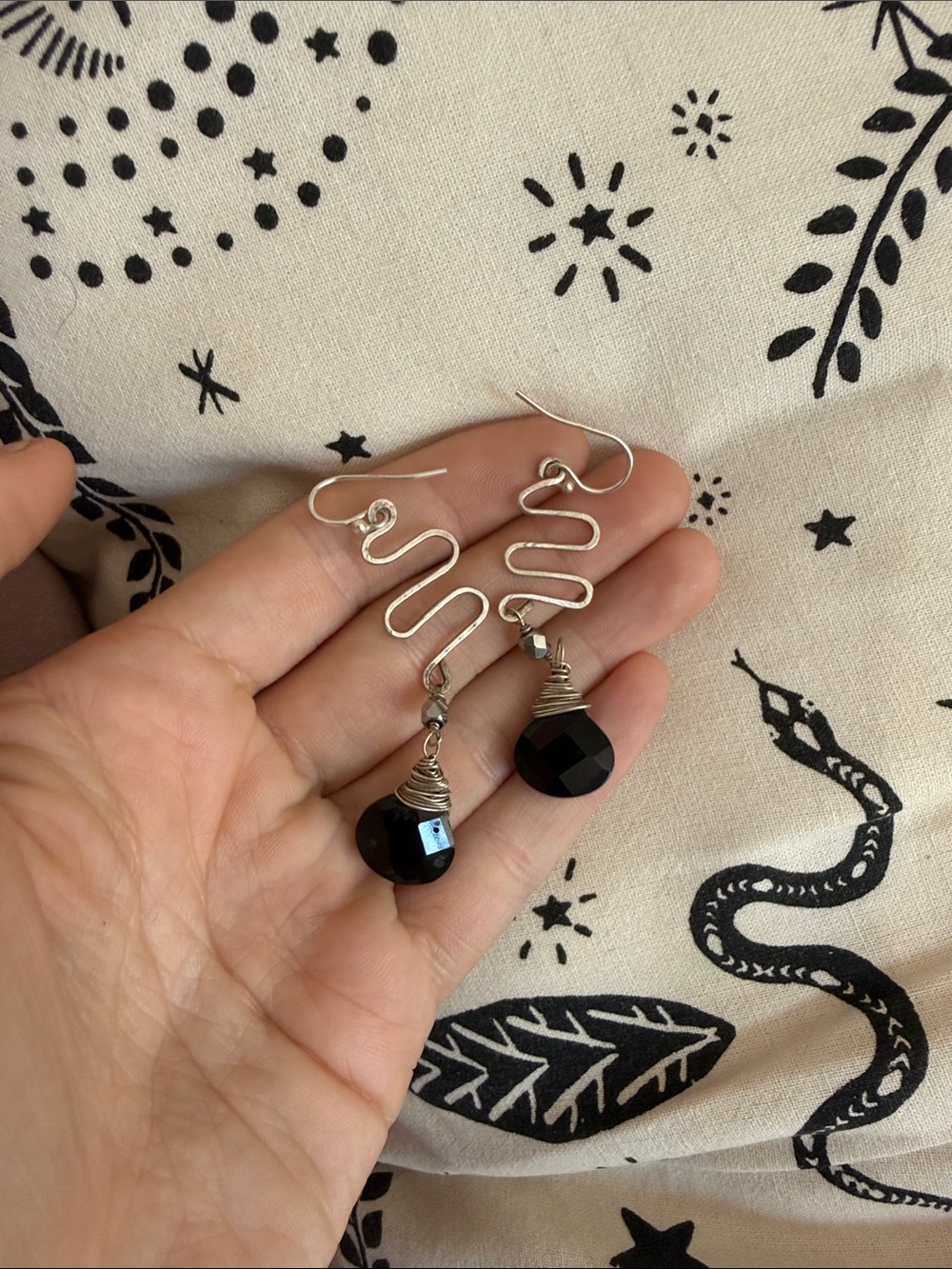 Handmade 925 Silver Artisan Wire Black faceted Stone Dangle Earrings like snake